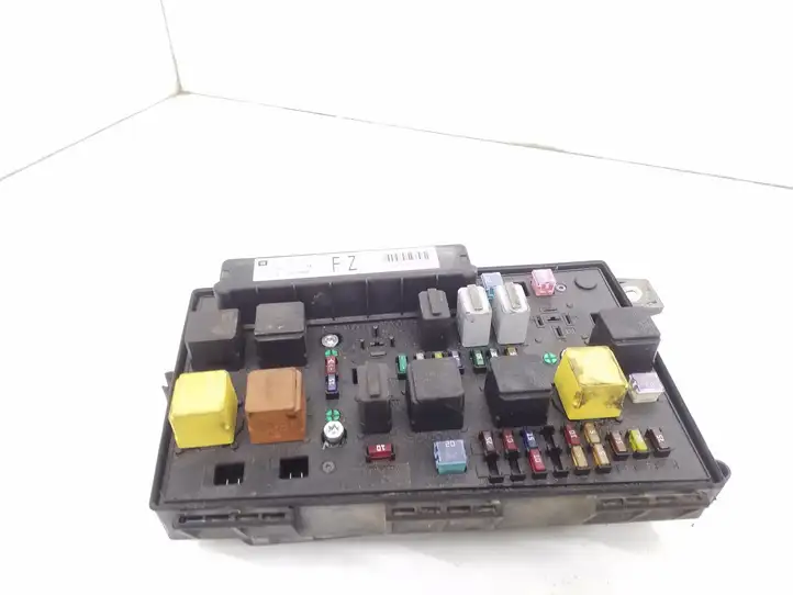 Opel Astra (2004 - 2009)  13205783 Блок предохранителей