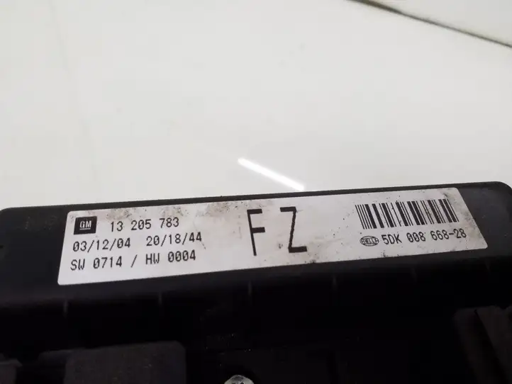 Opel Astra (2004 - 2009)  13205783 Блок предохранителей
