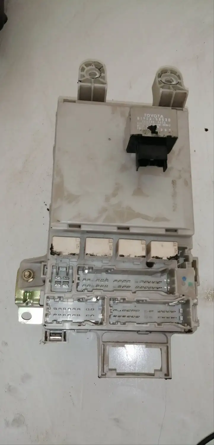 Toyota Land Cruiser (J120) (2002 - 2009) 8198050030 Блок предохранителей — фото 4