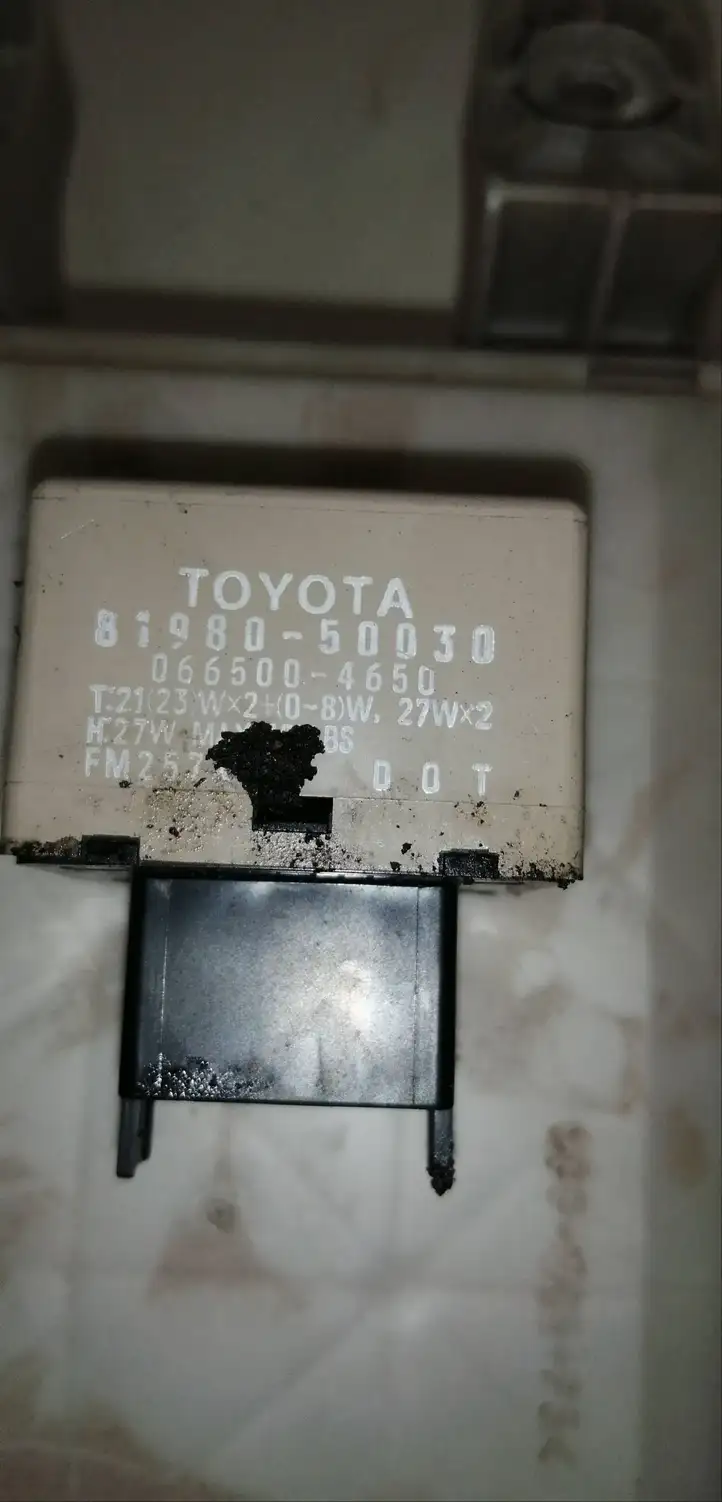 Toyota Land Cruiser (J120) (2002 - 2009) 8198050030 Блок предохранителей — фото 7
