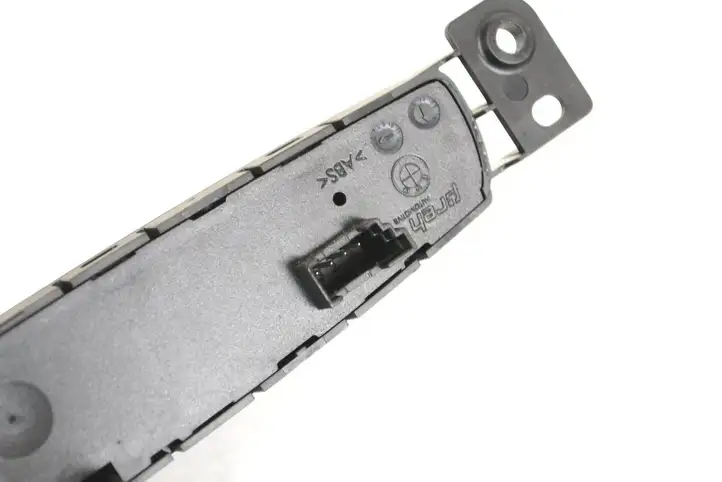 Mini Cooper Countryman R60 (2010 - 2016) 9804913 Кнопка фаркопа в багажнике — фото 4