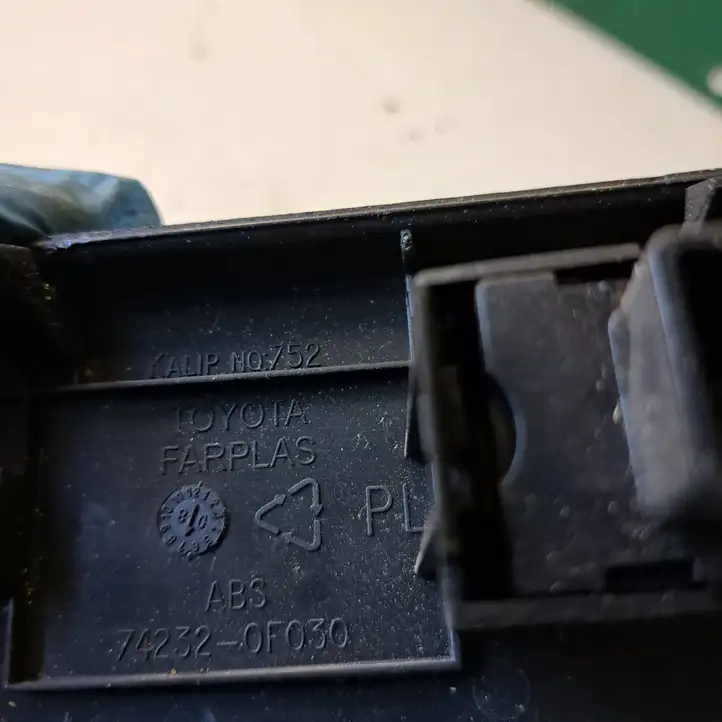 Toyota Corolla Verso AR10 (2004 - 2009) 742320F030 Блок кнопок стеклоподъемников — фото 3