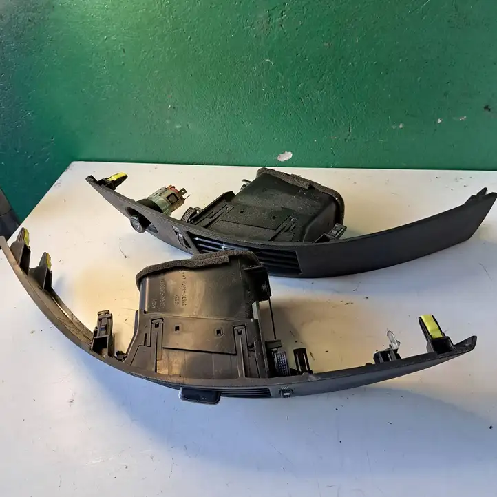 Toyota Corolla Verso AR10 (2004 - 2009) 6556444010 Центральный воздушный дефлектор — фото 2