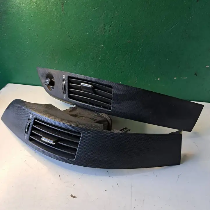 Toyota Corolla Verso AR10 (2004 - 2009) 6556444010 Центральный воздушный дефлектор — фото 4