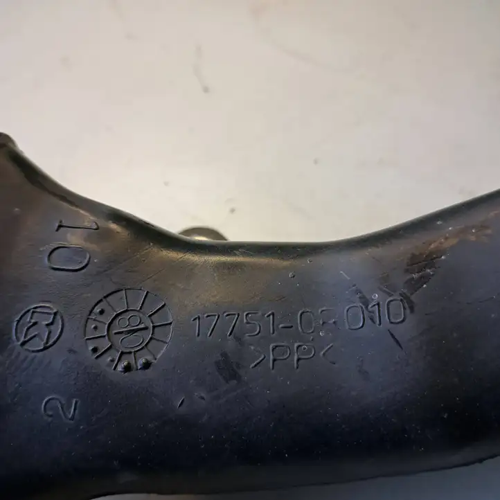 Toyota Corolla Verso AR10 (2004 - 2009) 177510R010 Трубка подачи воздуха — фото 3