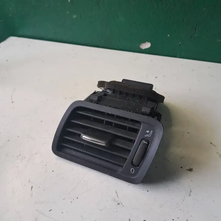 Volkswagen PASSAT B6 (2005 - 2010) 05703001 Боковой воздушный дефлектор — фото 2
