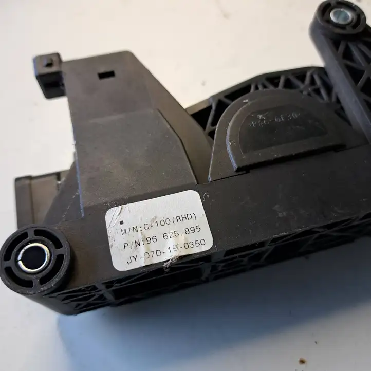 Chevrolet Captiva (2006 - 2011) 96625895 Педаль акселератора — фото 4