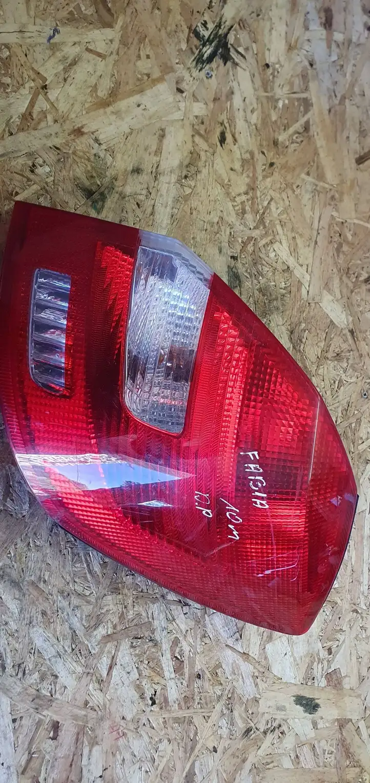 Skoda Fabia Mk2 (5J) (2007 - 2014) 5J6945112A Задний фонарь в кузове — фото 1