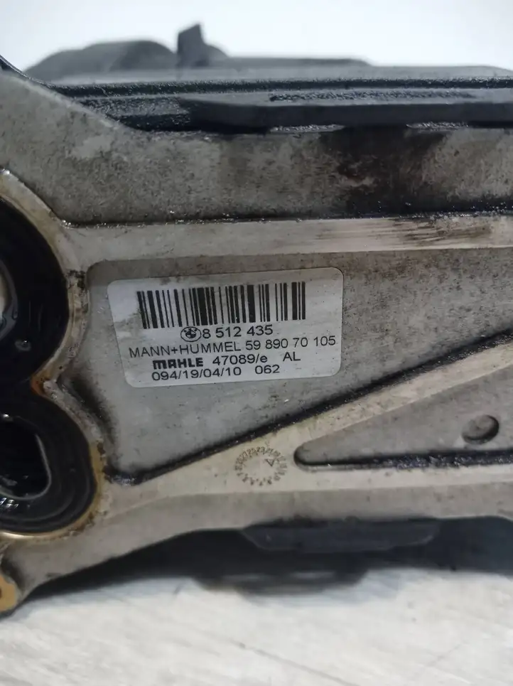 BMW 3 E90 E91 (2005 - 2012) 8512435 Кронштейн масляного фильтра — фото 2