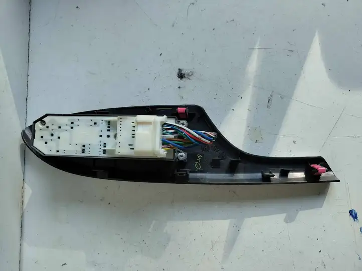 Toyota Corolla E140 E150 (2007 - 2013) 7423202590 Кнопка стеклоподъемников — фото 2