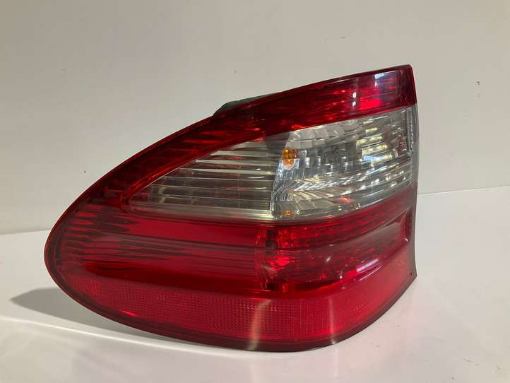 Mercedes-Benz E W211 (2002 - 2009)   Задний фонарь в кузове