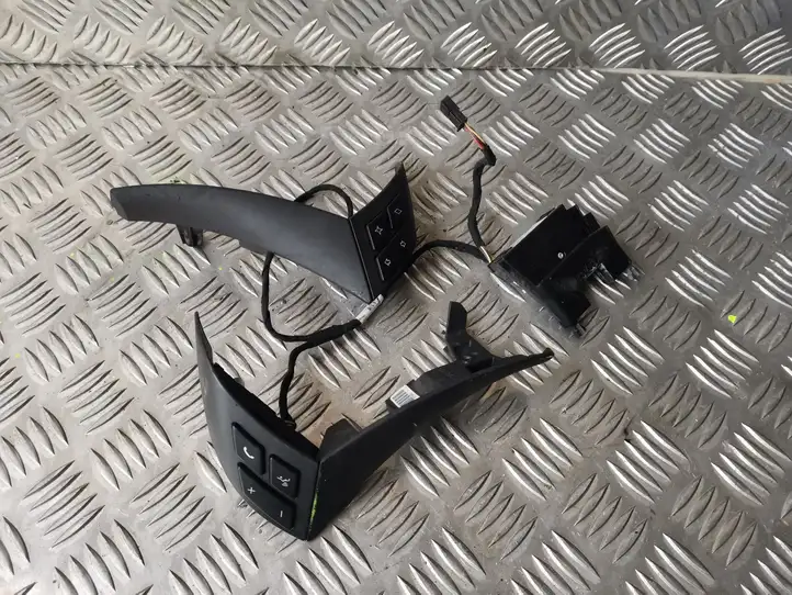 BMW 5 E60 E61 (2004 - 2010) 6935834 Кнопки на рулевом колесе — фото 1