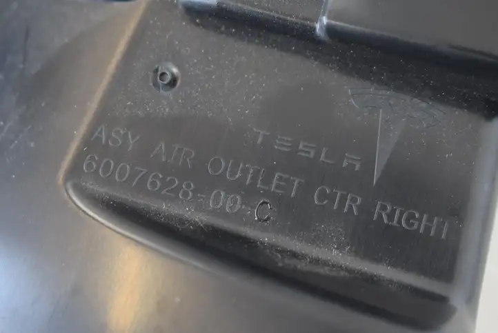 Tesla Model S (2016 - 2021) 600762800 Воздушная решетка панели — фото 5