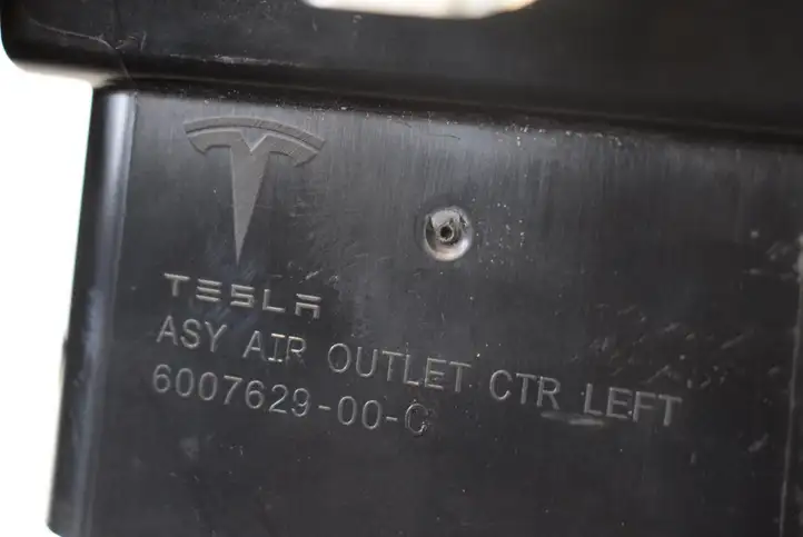 Tesla Model S (2016 - 2021) 600762900C Воздушная решетка панели — фото 5