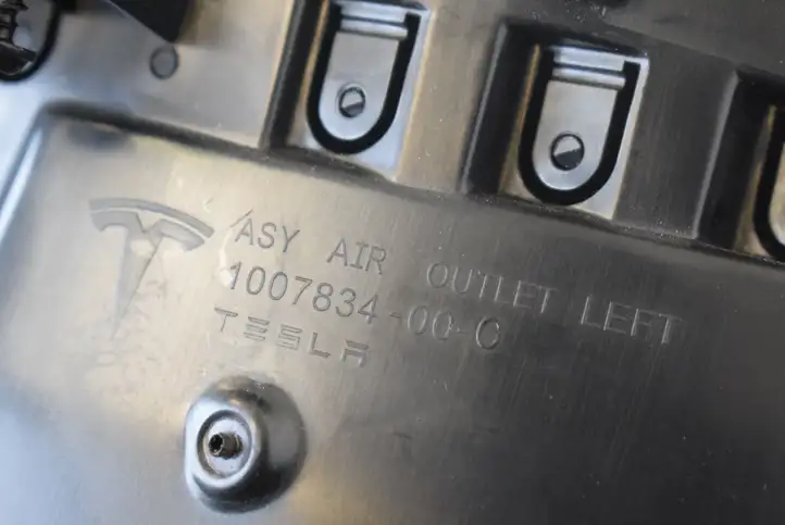 Tesla Model S (2016 - 2021) 100783400C Воздушная решетка панели — фото 5