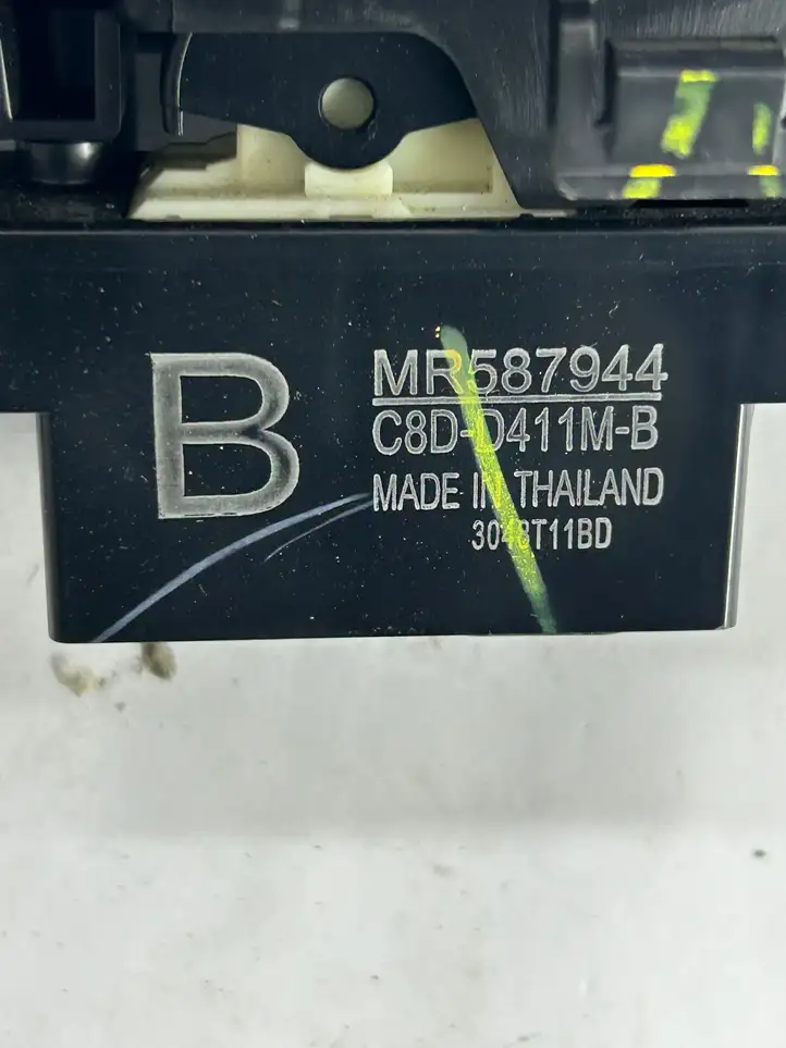 Mitsubishi ASX (2017 - 2019) MR587944 Кнопка стеклоподъемников — фото 2