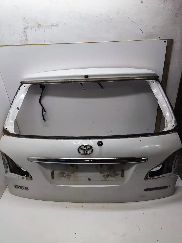 Toyota Avensis Verso (2004 - 2009) Крышка багажника — фото 1