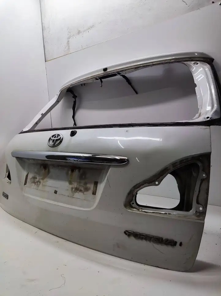 Toyota Avensis Verso (2004 - 2009) Крышка багажника — фото 7