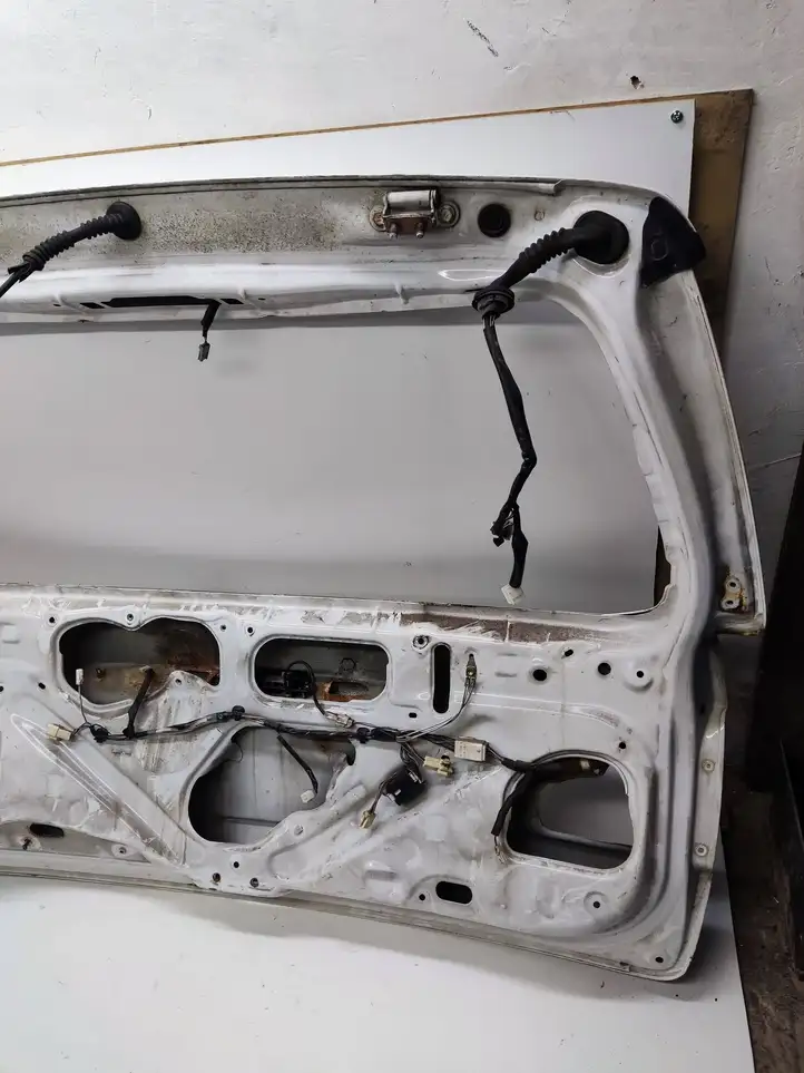 Toyota Avensis Verso (2004 - 2009) Крышка багажника — фото 9