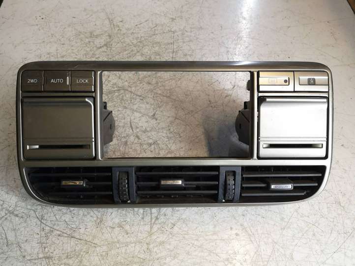 Nissan X-Trail T30 (2001 - 2007)  682608H309 Центральный дефлектор