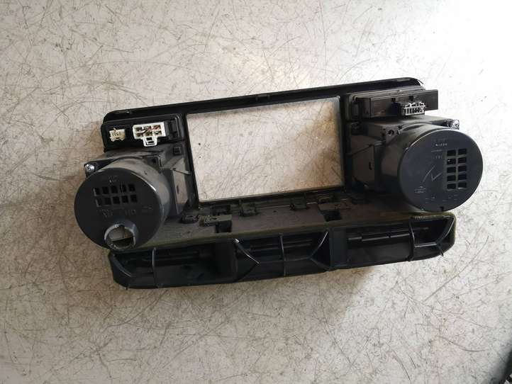 Nissan X-Trail T30 (2001 - 2007)  682608H309 Центральный дефлектор