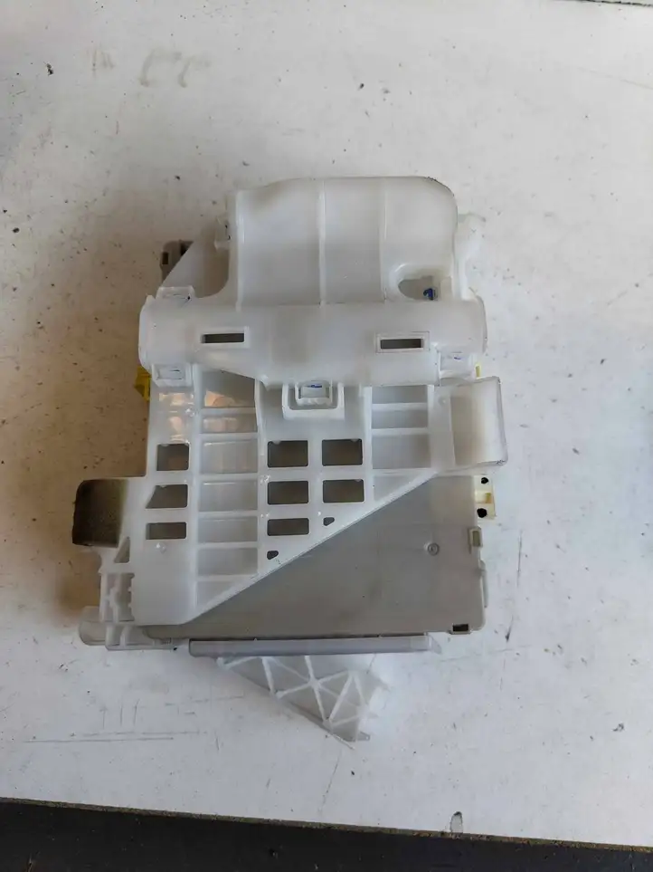 Toyota Prius (XW30) (2009 - 2015) 8922147140 Модуль комфорта — фото 2