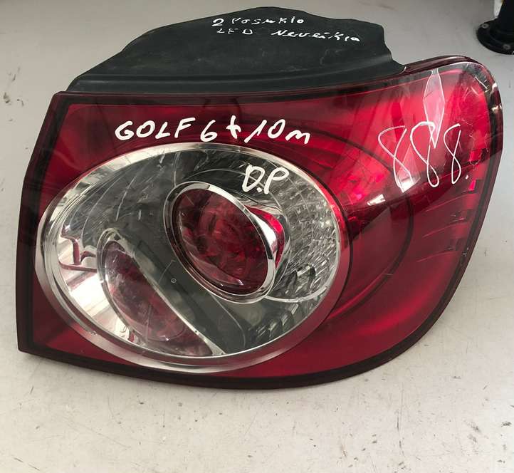 Volkswagen Golf VI (2009 - 2013)  5M0945096R Задний фонарь в кузове