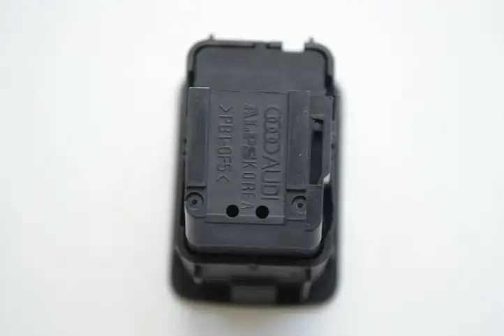 Audi A4 S4 B8 8K (2011 - 2015) 4F0962109B Кнопка фаркопа в багажнике — фото 3