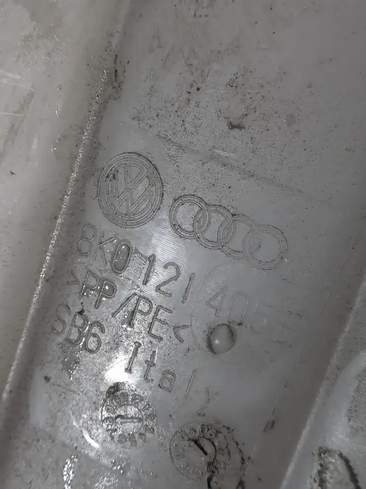 Audi A4 S4 B8 8K (2007 - 2011) 8K0121405E Расширительный бачок — фото 3