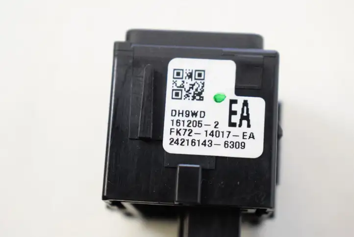 Land Rover Discovery Sport (2014 - 2019) FK7214017EA Кнопка фаркопа в багажнике — фото 5