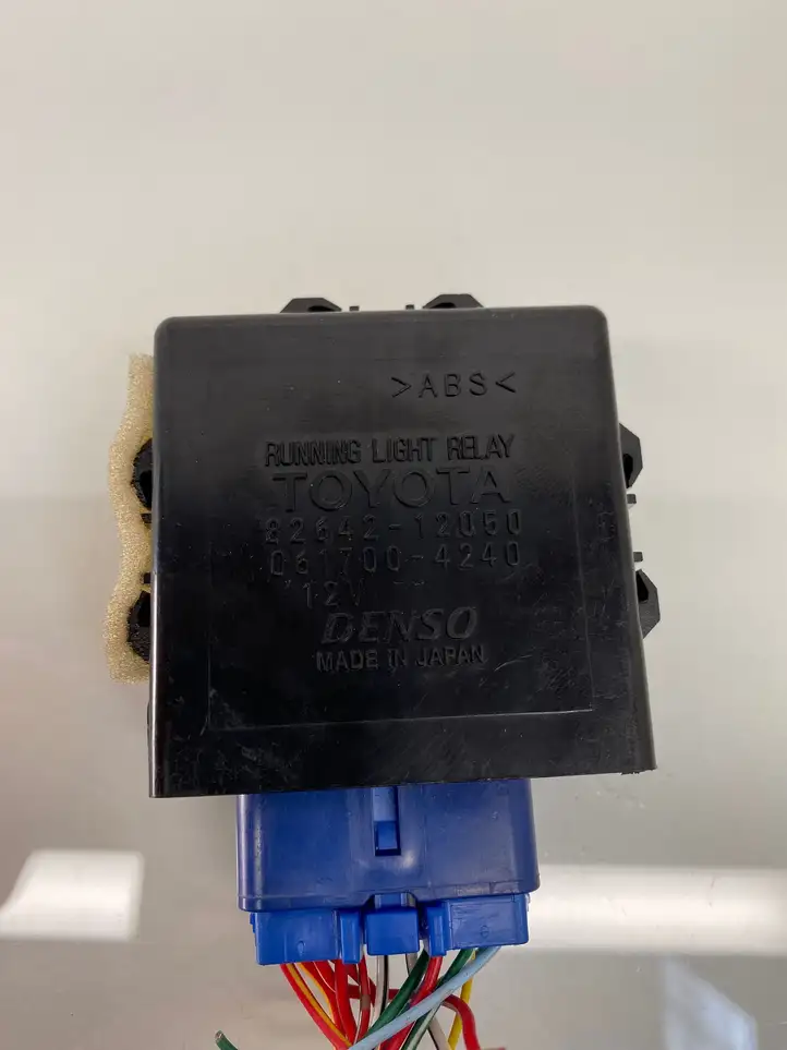 Toyota Corolla E120 E130 (2004 - 2007) 8264212050 Реле дневных фонарей — фото 3