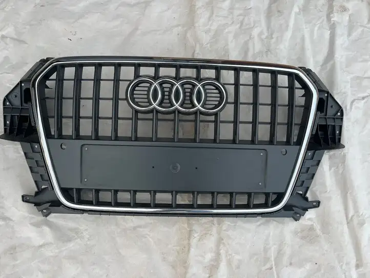 Audi Q3 8U (2011 - 2014) 8U0853653H Передняя решетка — фото 1