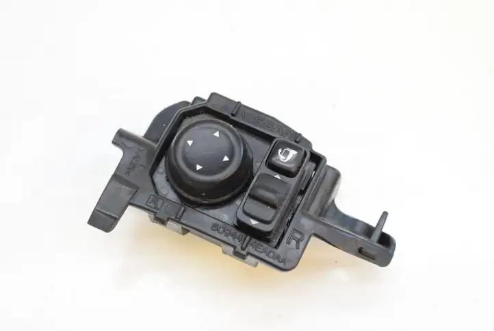 Nissan Qashqai (2013 - 2017) 255704EA1B Кнопка фаркопа в багажнике — фото 1