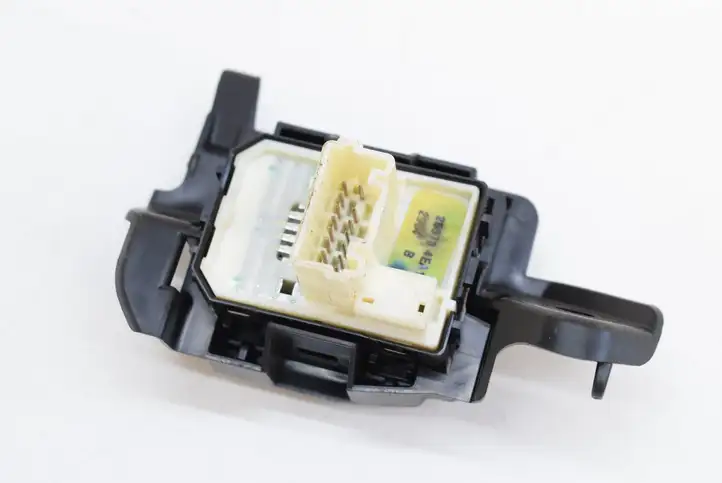 Nissan Qashqai (2013 - 2017) 255704EA1B Кнопка фаркопа в багажнике — фото 4