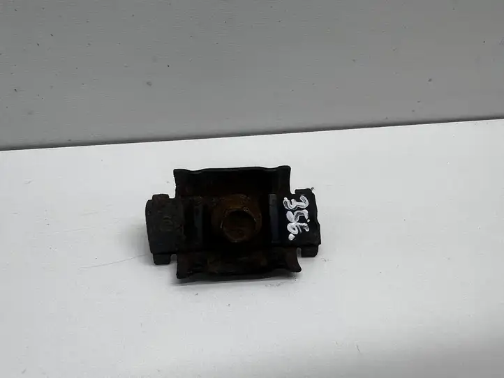 Volkswagen PASSAT B6 (2005 - 2010) Держатель аккумулятора — фото 2