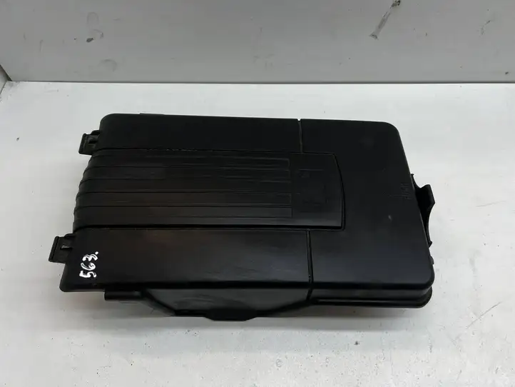 Volkswagen PASSAT B6 (2005 - 2010) 1K0915443C Крышка ящика аккумулятора — фото 3