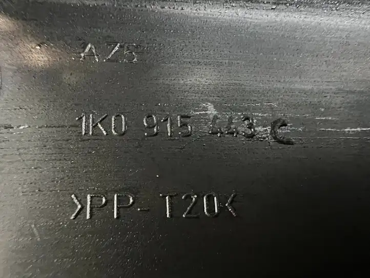 Volkswagen PASSAT B6 (2005 - 2010) 1K0915443C Крышка ящика аккумулятора — фото 4