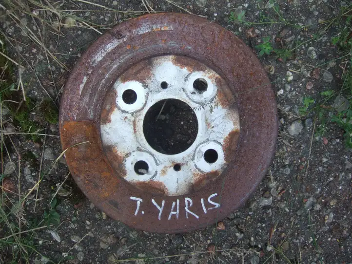 Toyota Yaris (2003 - 2005) Пыльник тормозного диска передний — фото 1