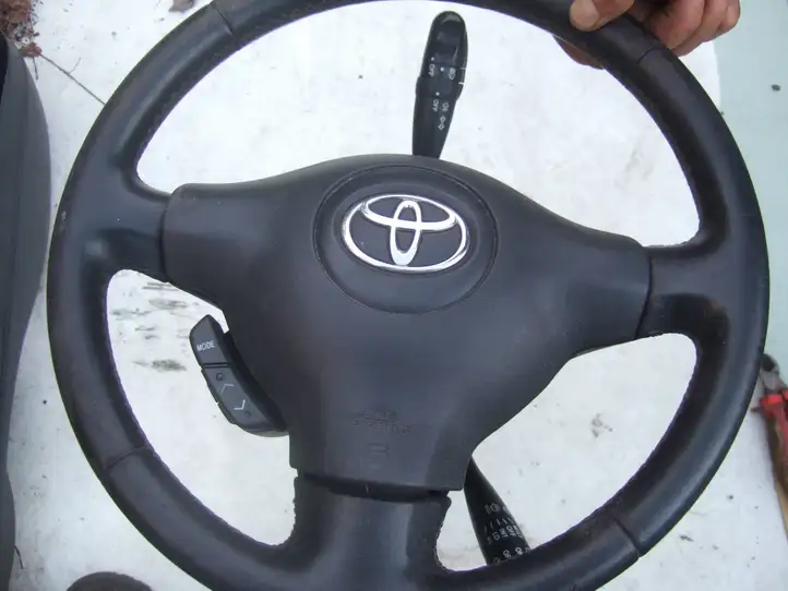 Toyota Yaris (2003 - 2005) Руль — фото 1