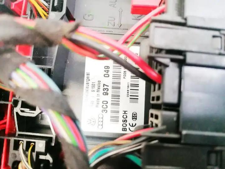 Volkswagen Jetta V (2005 - 2010)  3C0937049 Ящик предохранителей (комплект)