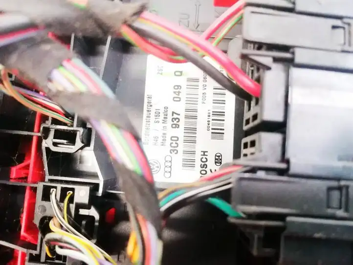 Volkswagen Jetta V (2005 - 2010)  3C0937049 Ящик предохранителей (комплект)