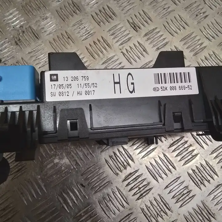 Opel Zafira (2003 - 2006)  13206759 Блок предохранителей
