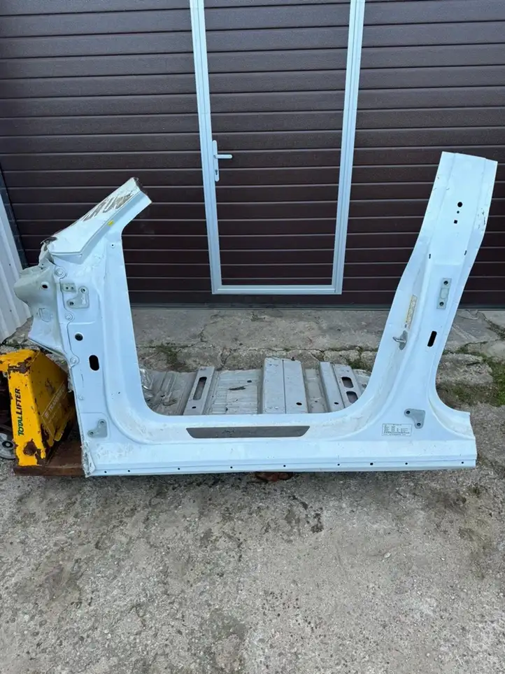 Tesla Model Y (2019 - 2024) Передний порог кузова — фото 1