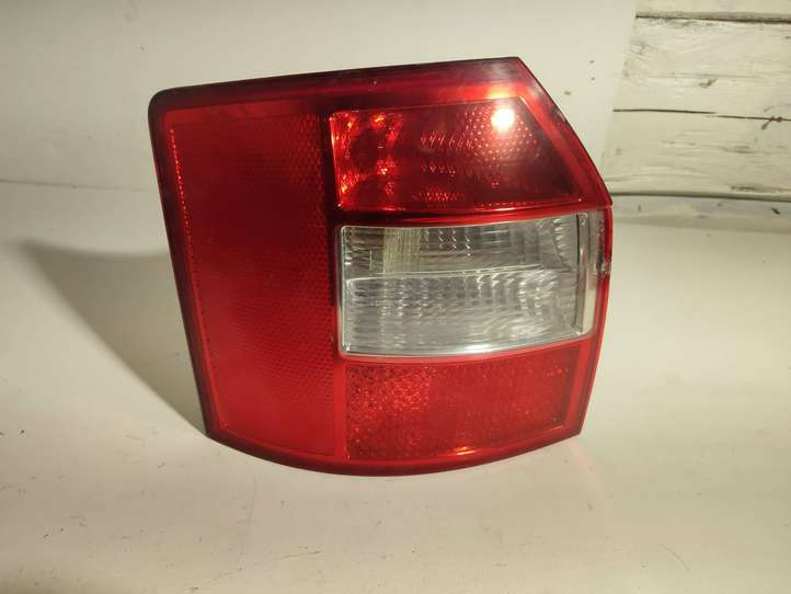 Audi A4 (2000 - 2006)  8E9945257 Держатель крышки лампы заднего фонаря