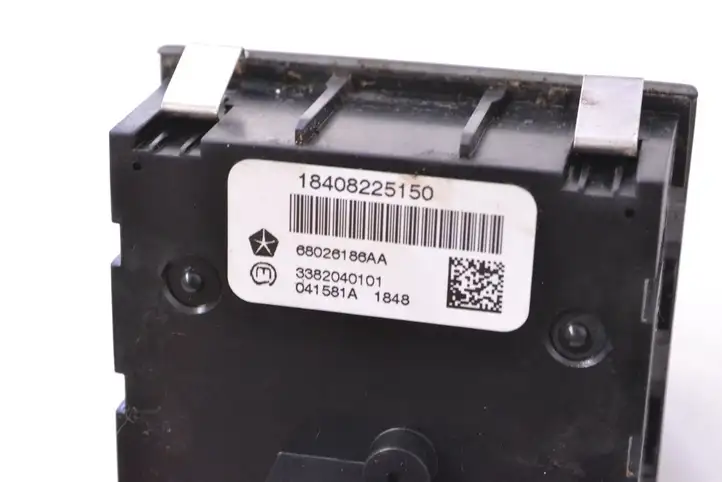 Jeep Cherokee (2007 - 2013) 18408225150 Кнопка фаркопа в багажнике — фото 5