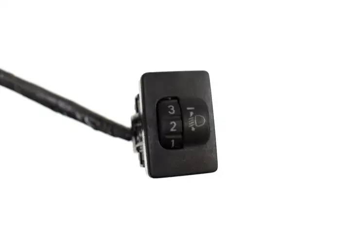 Toyota Prius (NHW20) (2003 - 2009) 134159 Кнопка фаркопа в багажнике — фото 1