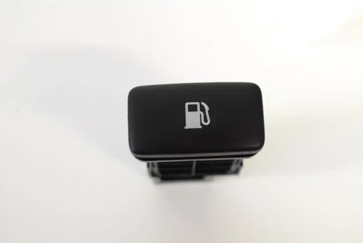 Lexus RX 330 - 350 - 400H (2006 - 2009) Кнопка фаркопа в багажнике — фото 1