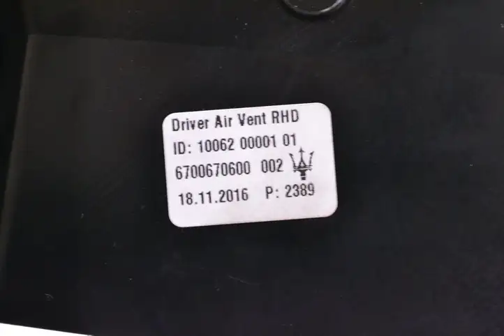 Maserati Levante (2017 - ) 6700670600 Воздушная решетка панели — фото 4