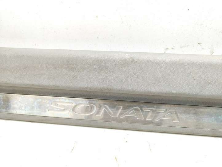 Hyundai Sonata (2003 - 2007)  858813K100 Отделка переднего порога (внутренняя)