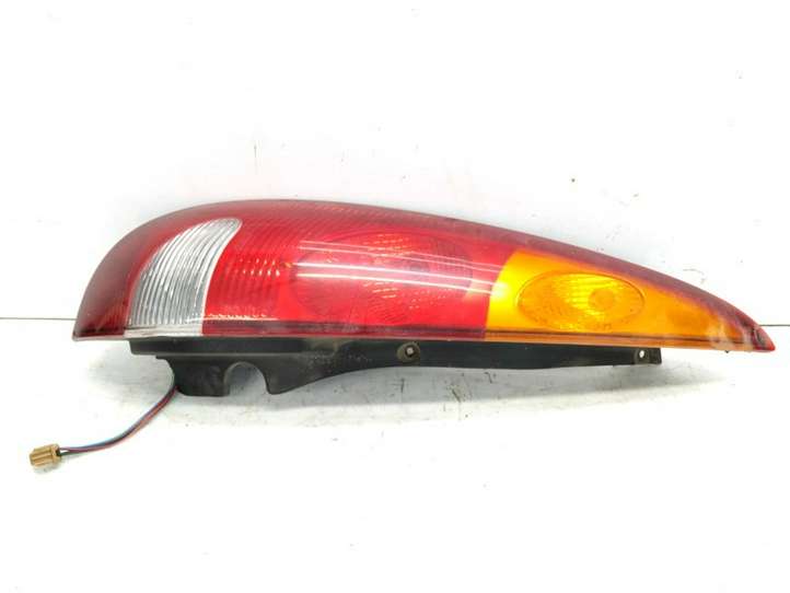 Nissan Almera Tino (2000 - 2006)  26555BU201 Задний фонарь в кузове